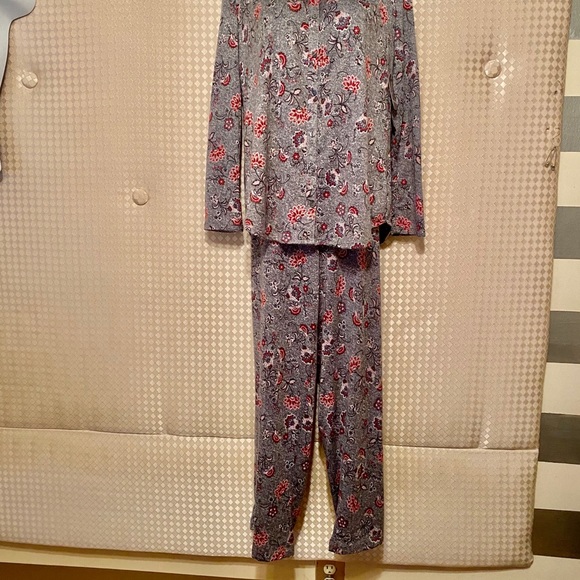 💝SECRET TREASURES💝SILKY FLORAL LNG SLEEVE PJ NWT - Picture 2 of 10